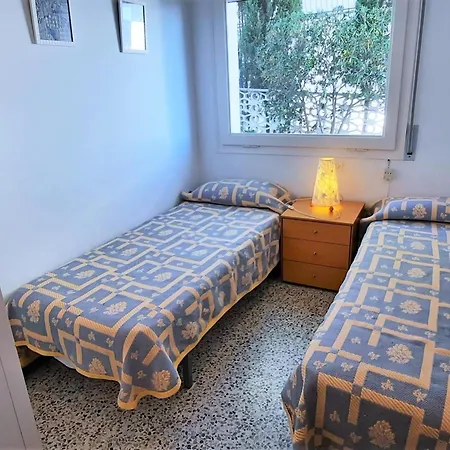 Comodo 2 Con Terraza Y Wifi A 600m De La Playa En - Es-170-14 Llanca